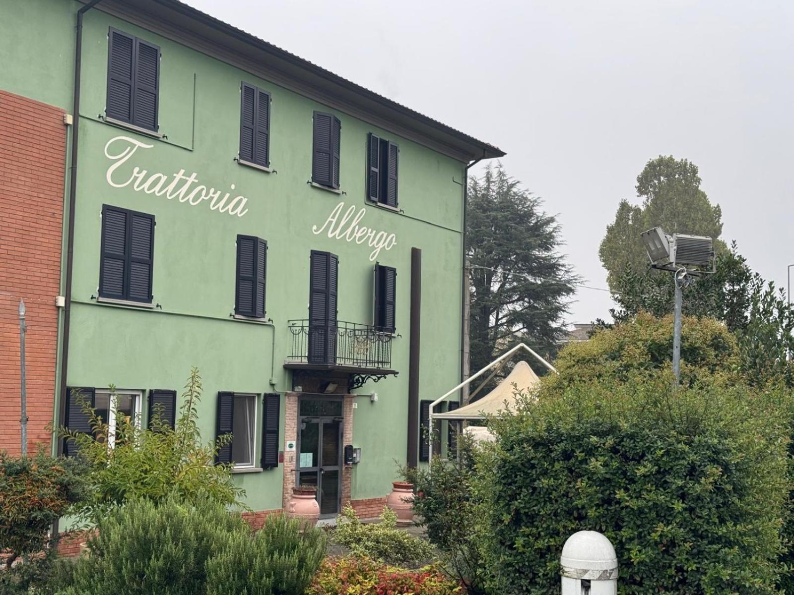 Albergo Emiliana Ponte Taro Exterior photo